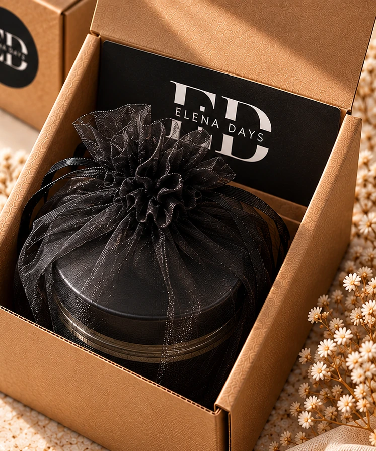 Black Label Verpackung: Kerze im schwarzen Organzabeutel mit Markenkarte in der Geschenkbox